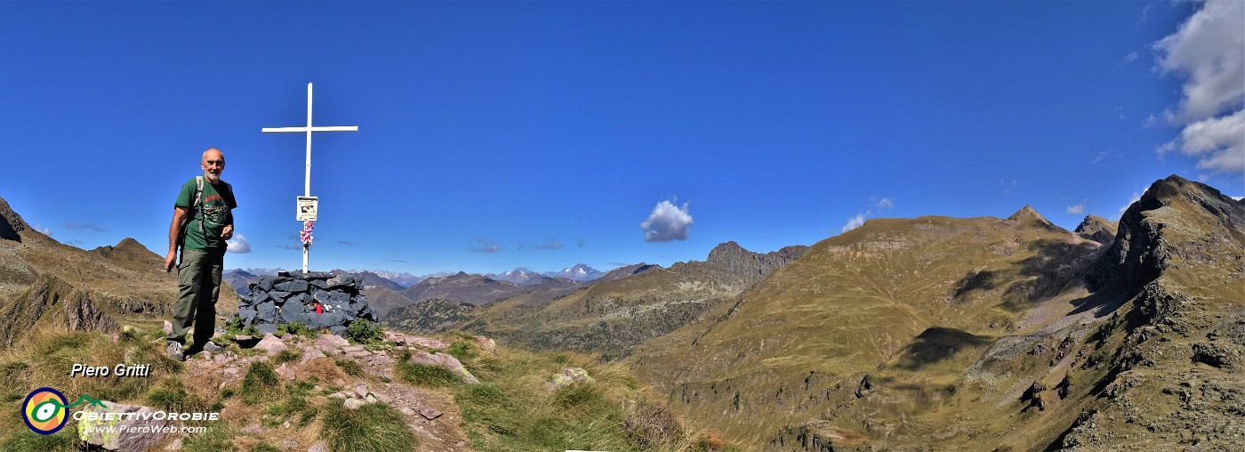 27 Alla croce di vetta di Cima Mezzeno (2230 m) a dx Becco-Farno-Corte.jpg